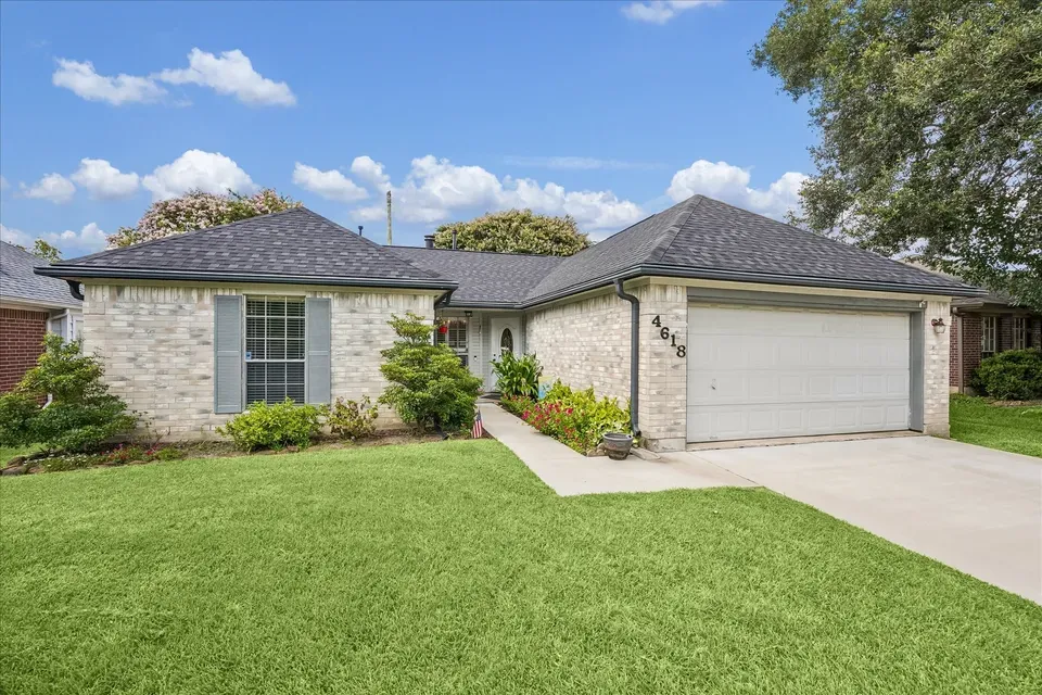 3 Bed 2 Bath Traditional Suburban Family Home in Pearland, TX - 2