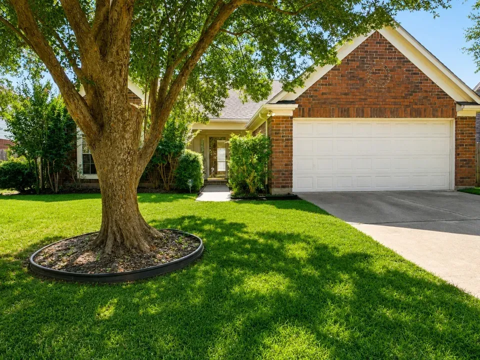 3 Bed 2 Bath Traditional Suburban Family Home in Pearland, TX