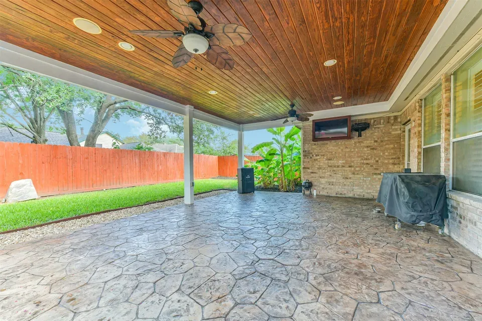 3 Bed 2 Bath Traditional Suburban Family Home in Pearland, TX - 2