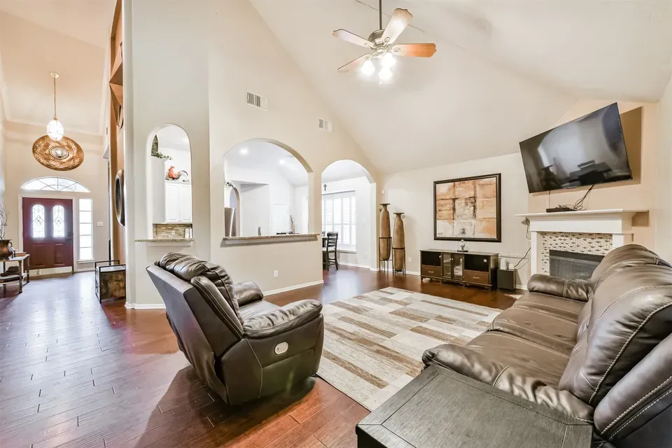 3 Bed 2 Bath Traditional Suburban Family Home in Pearland, TX - 3