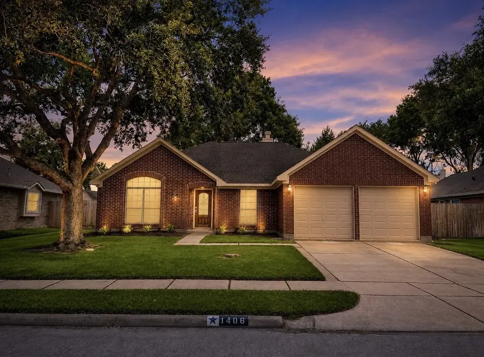 3 Bed 2 Bath Traditional Suburban Family Home in Pearland, TX - 2