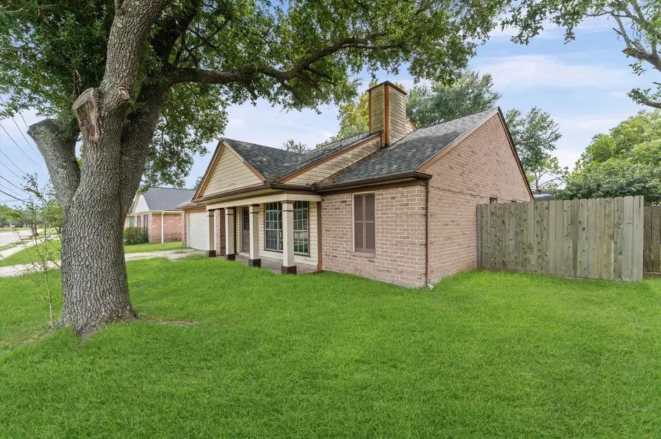 3 Bed 2 Bath Traditional Suburban Family Home in Pearland, TX - 2