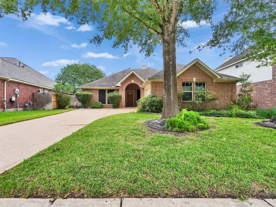 3 Bed 2 Bath Traditional Suburban Family Home in Pearland, TX - 1