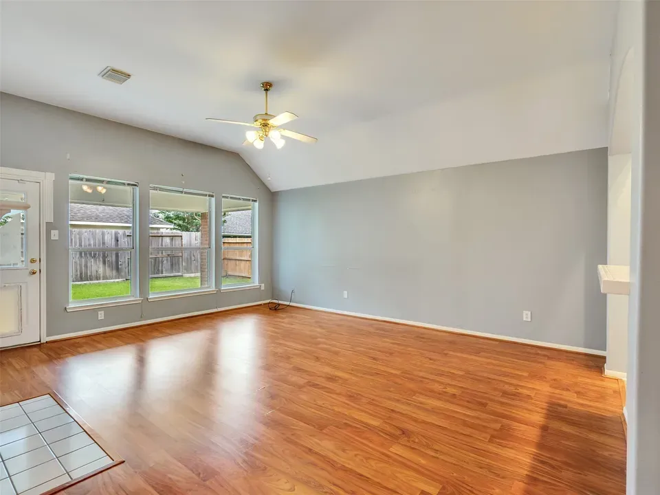 3 Bed 2 Bath Traditional Suburban Family Home in Pearland, TX - 2