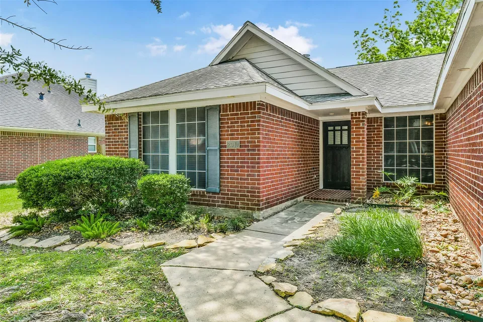 3 Bed 2 Bath Traditional Suburban Family Home in Pearland, TX - 2