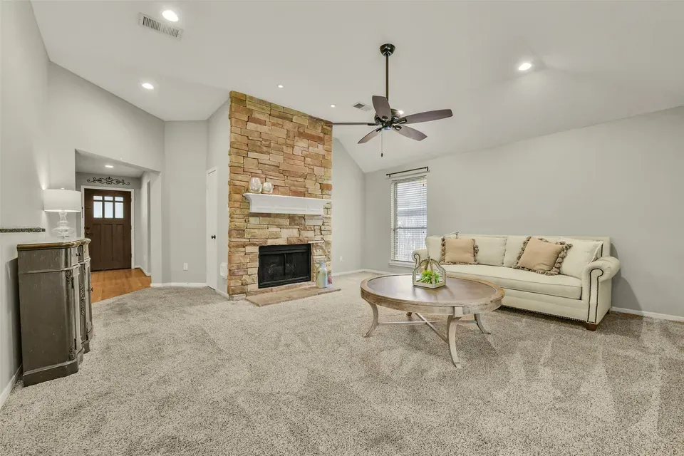 3 Bed 2 Bath Traditional Suburban Family Home in Pearland, TX - 3