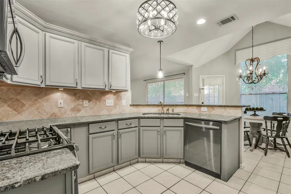 3 Bed 2 Bath Traditional Suburban Family Home in Pearland, TX - 5