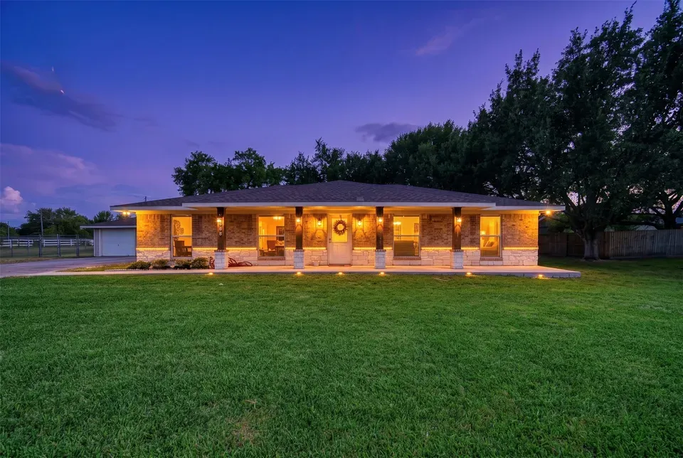 3 Bed 2 Bath Traditional Suburban Family Home in Pearland, TX - 2