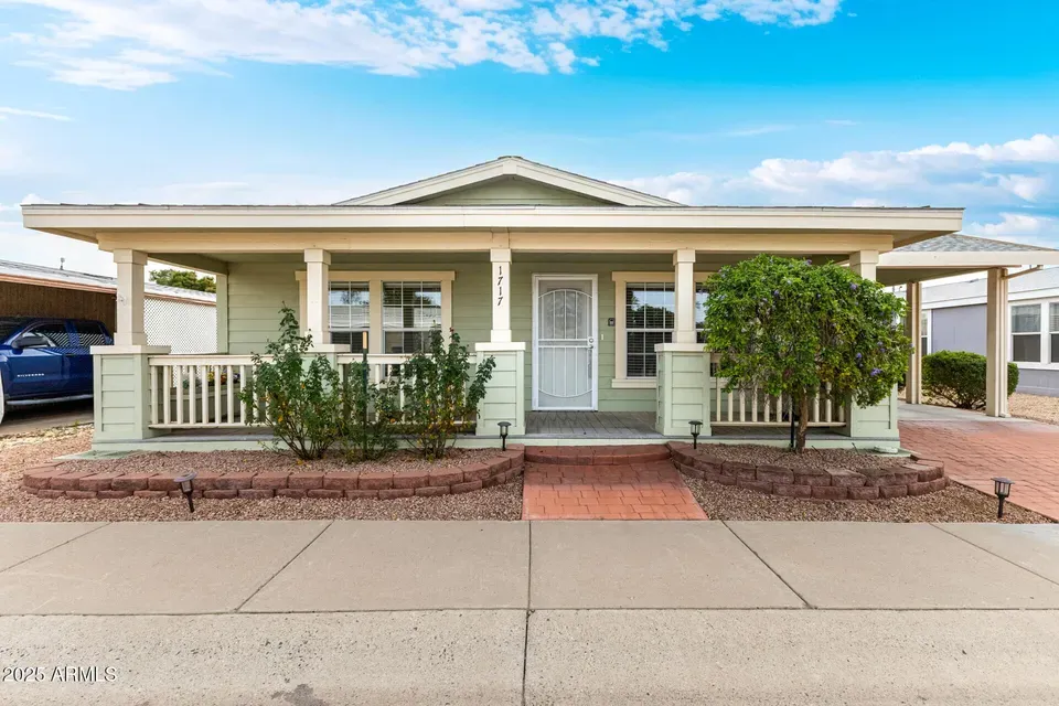3 Bed 2 Bath Traditional Suburban Family Home in Phoenix, AZ - 1