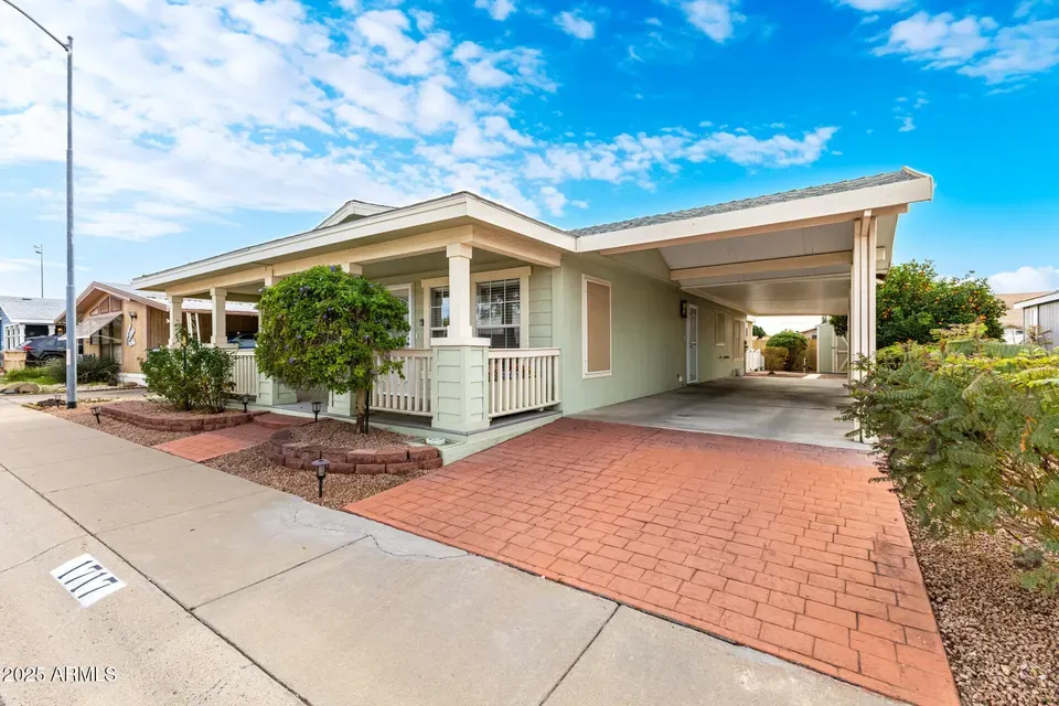 3 Bed 2 Bath Traditional Suburban Family Home in Phoenix, AZ - 2