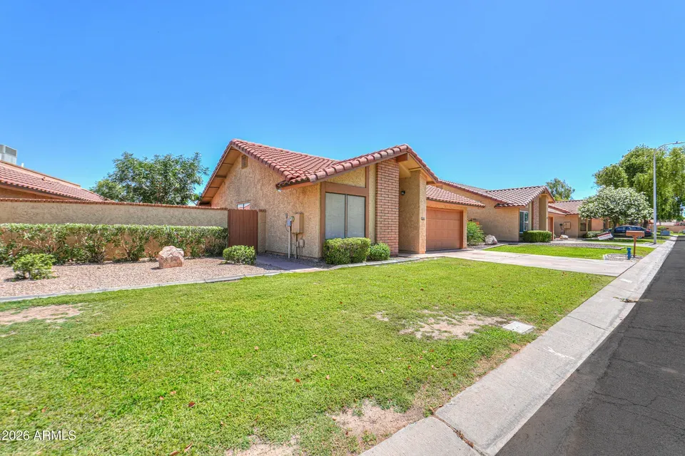 3 Bed 2 Bath Traditional Suburban Family Home in Phoenix, AZ - 2