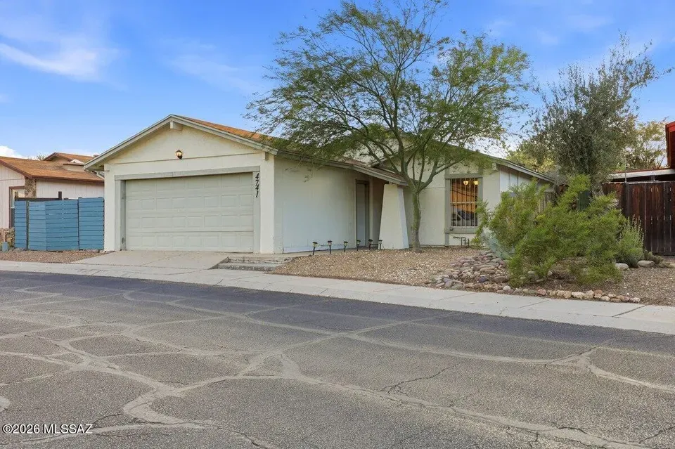 3 Bed 2 Bath Traditional Suburban Family Home in Tucson, AZ - 2
