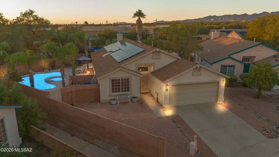 3 Bed 2 Bath Traditional Suburban Family Home in Tucson, AZ - 2