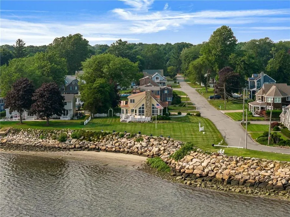 3 Bed 2 Bath Traditional Suburban Family Home in Warwick, RI