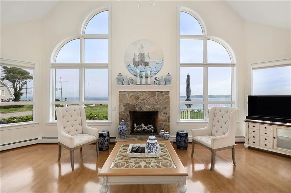 3 Bed 2 Bath Traditional Suburban Family Home in Warwick, RI - 4