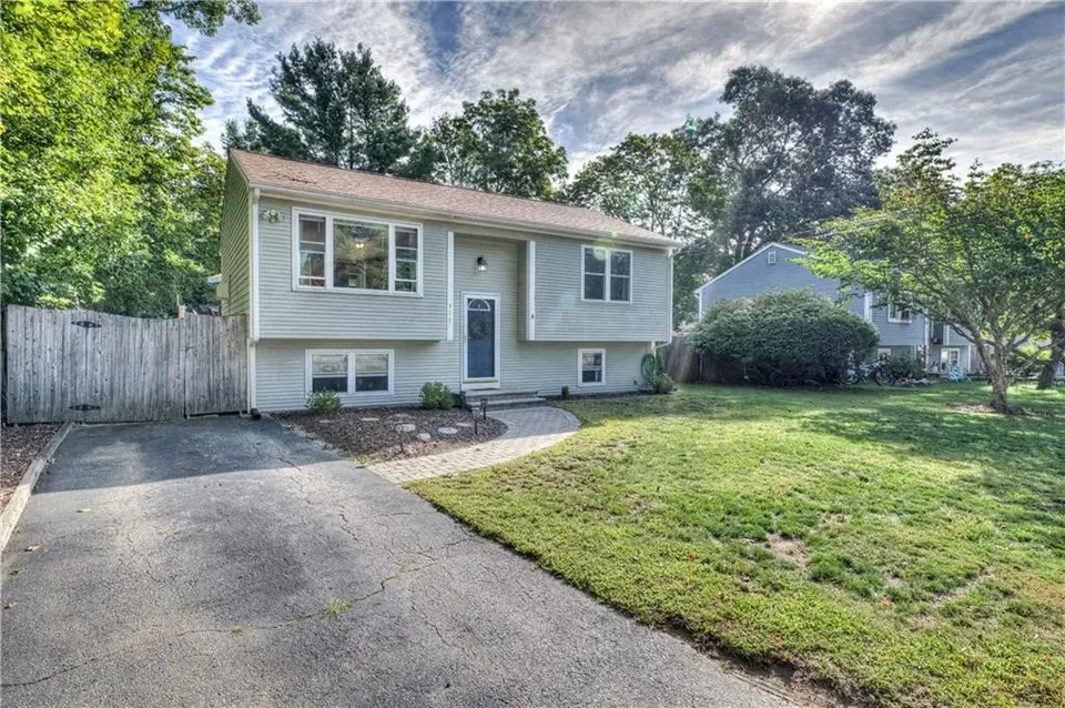 3 Bed 2 Bath Traditional Suburban Family Home in Warwick, RI