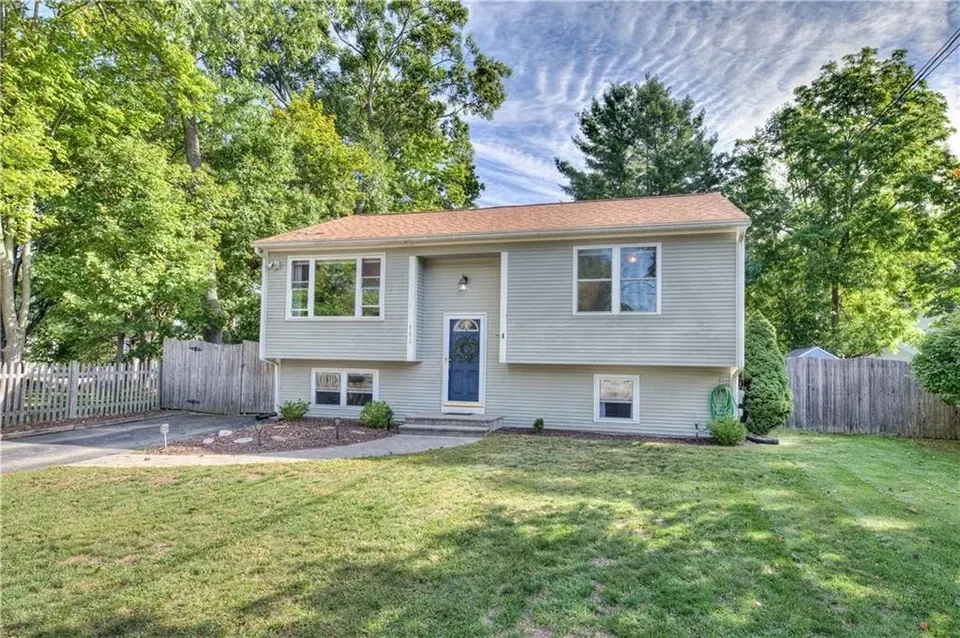 3 Bed 2 Bath Traditional Suburban Family Home in Warwick, RI - 3