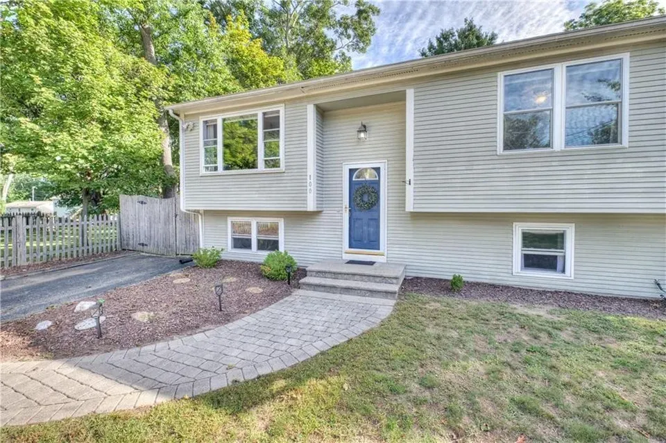 3 Bed 2 Bath Traditional Suburban Family Home in Warwick, RI - 4
