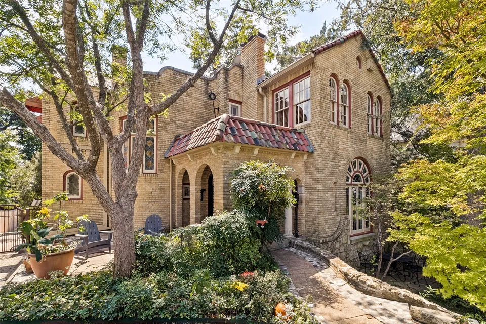 3 Bed 2 Bath Transitional Coastal in Dallas, TX