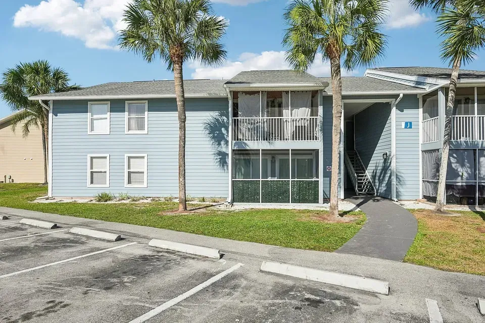 3 Bed 2 Bath Urban Residential Condo in Fort Myers, FL