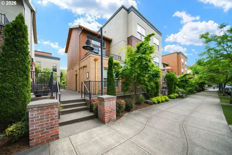 3 Bed 2 Bath Urban Residential Condo in Hillsboro, OR - 1