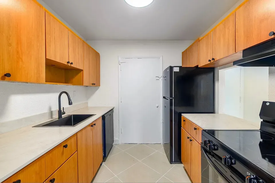 3 Bed 2 Bath Urban Residential Condo in Hollywood, FL - 5