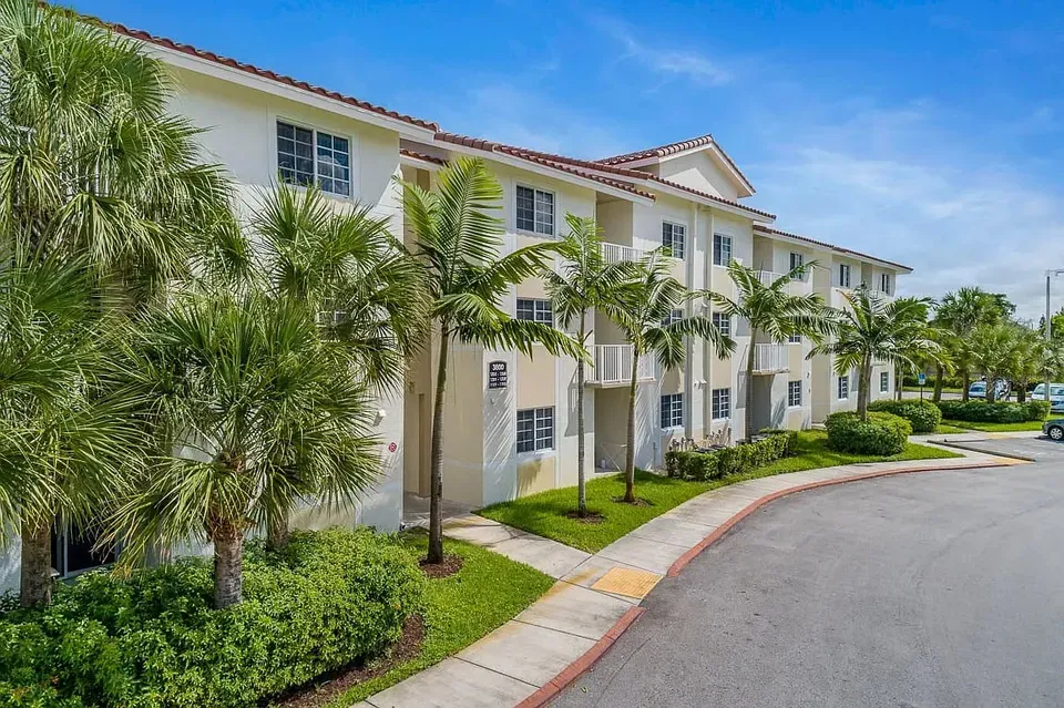 3 Bed 2 Bath Urban Residential Condo in Hollywood, FL - 2
