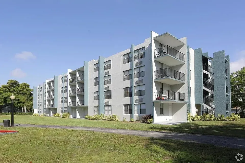 3 Bed 2 Bath Urban Residential Condo in Hollywood, FL - 3