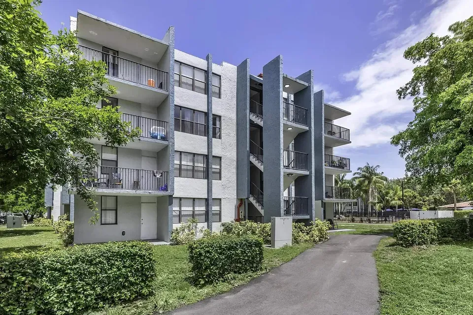 3 Bed 2 Bath Urban Residential Condo in Hollywood, FL - 4