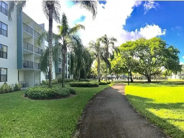 3 Bed 2 Bath Urban Residential Condo in Hollywood, FL - 5