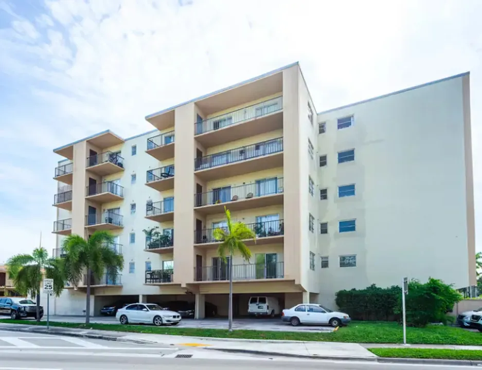 3 Bed 2 Bath Urban Residential Condo in Miami, FL - 2