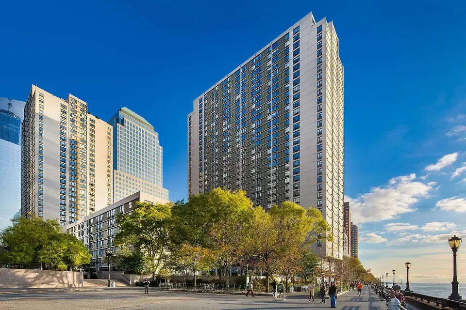 3 Bed 2 Bath Urban Residential Condo in New York, NY - 2