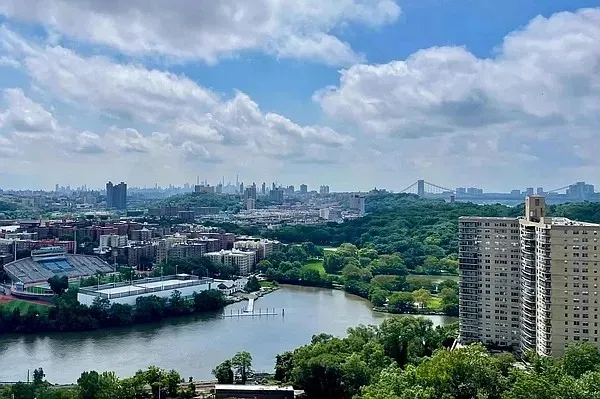 3 Bed 2 Bath Urban Residential Condo in New York, NY - 2