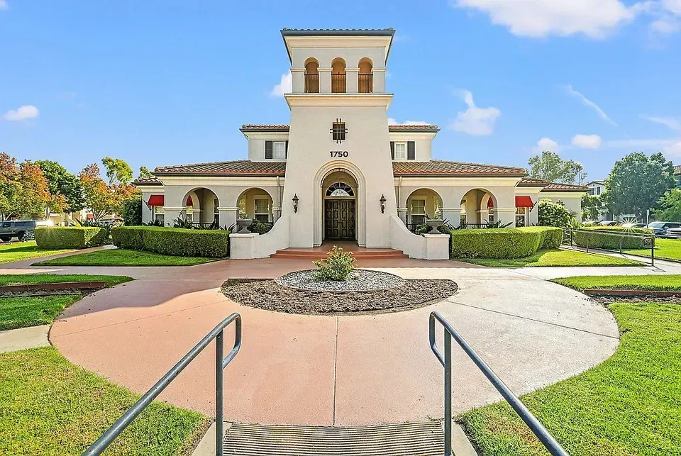 3 Bed 2 Bath Urban Residential Condo in Oxnard, CA - 2