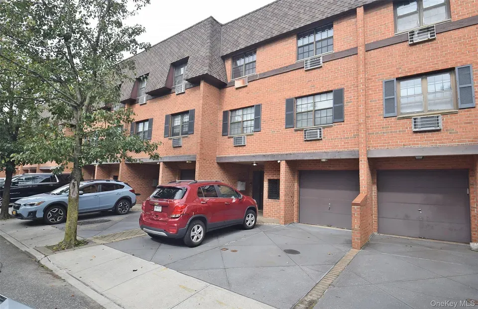 3 Bed 2 Bath Urban Residential Condo in Queens, NY