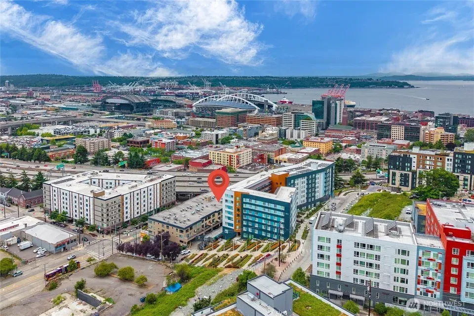 3 Bed 2 Bath Urban Residential Condo in Seattle, WA