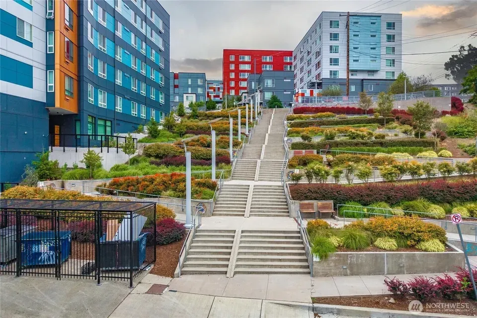 3 Bed 2 Bath Urban Residential Condo in Seattle, WA - 2