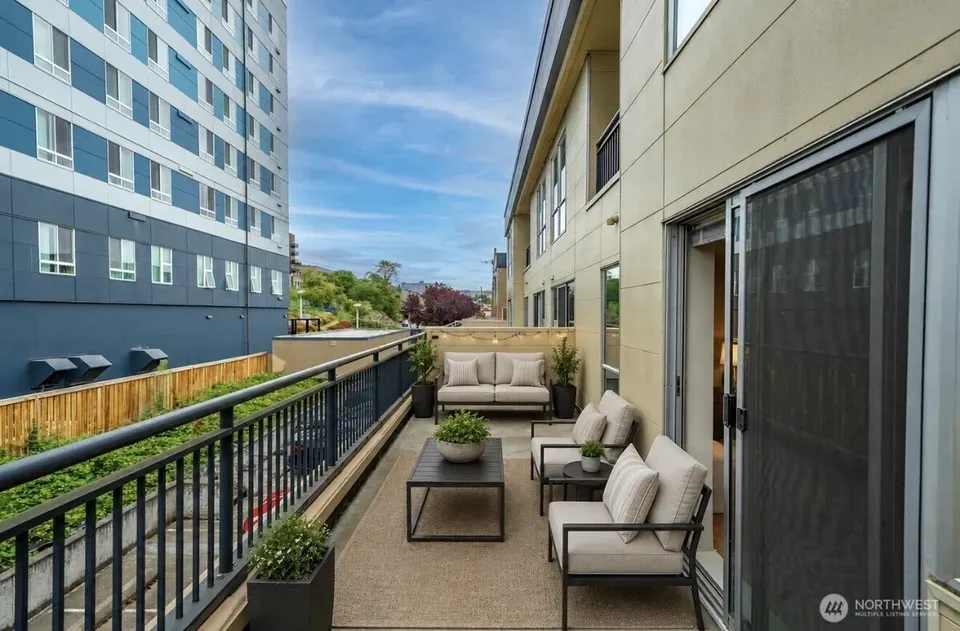 3 Bed 2 Bath Urban Residential Condo in Seattle, WA - 4