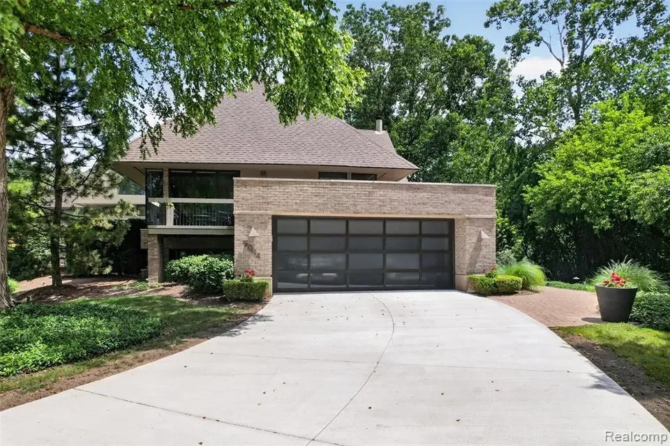 3 Bed 2 Bath Urban Residential Condo in Troy, MI - 1
