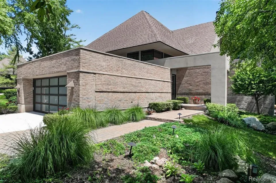 3 Bed 2 Bath Urban Residential Condo in Troy, MI - 2