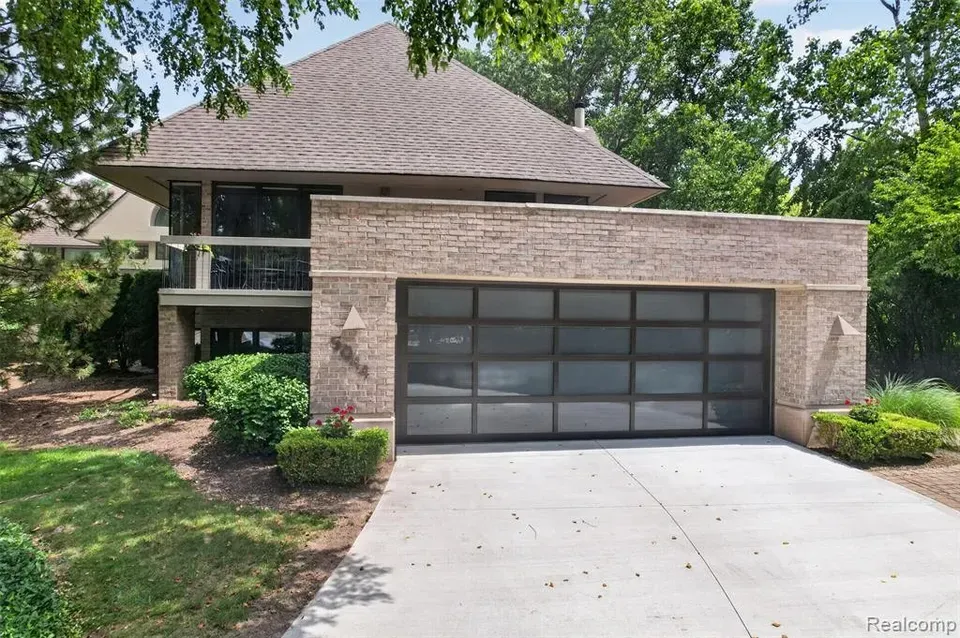 3 Bed 2 Bath Urban Residential Condo in Troy, MI - 3