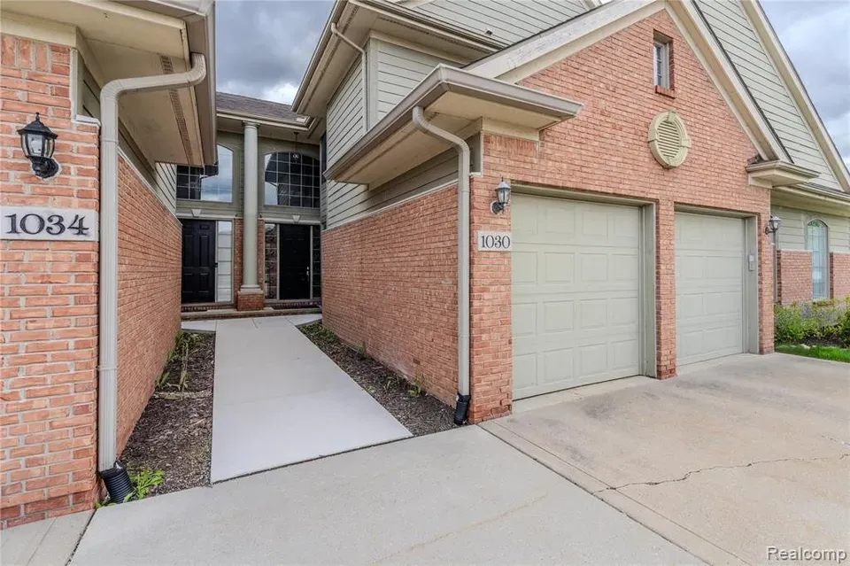 3 Bed 2 Bath Urban Residential Condo in Troy, MI - 2
