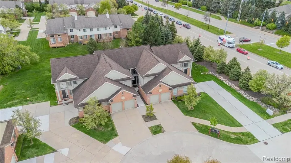 3 Bed 2 Bath Urban Residential Condo in Troy, MI - 3