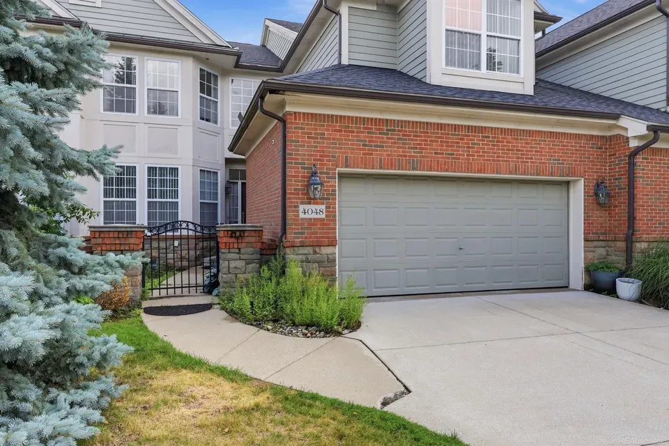 3 Bed 2 Bath Urban Residential Condo in Troy, MI