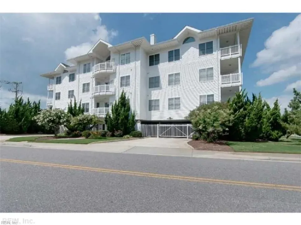 3 Bed 2 Bath Urban Residential Condo in Virginia Beach, VA