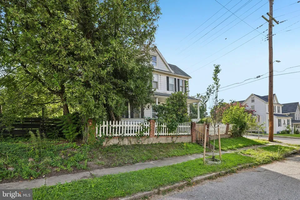 3 Bed 3 Bath Classic Historic Era Home in Baltimore, MD - 2