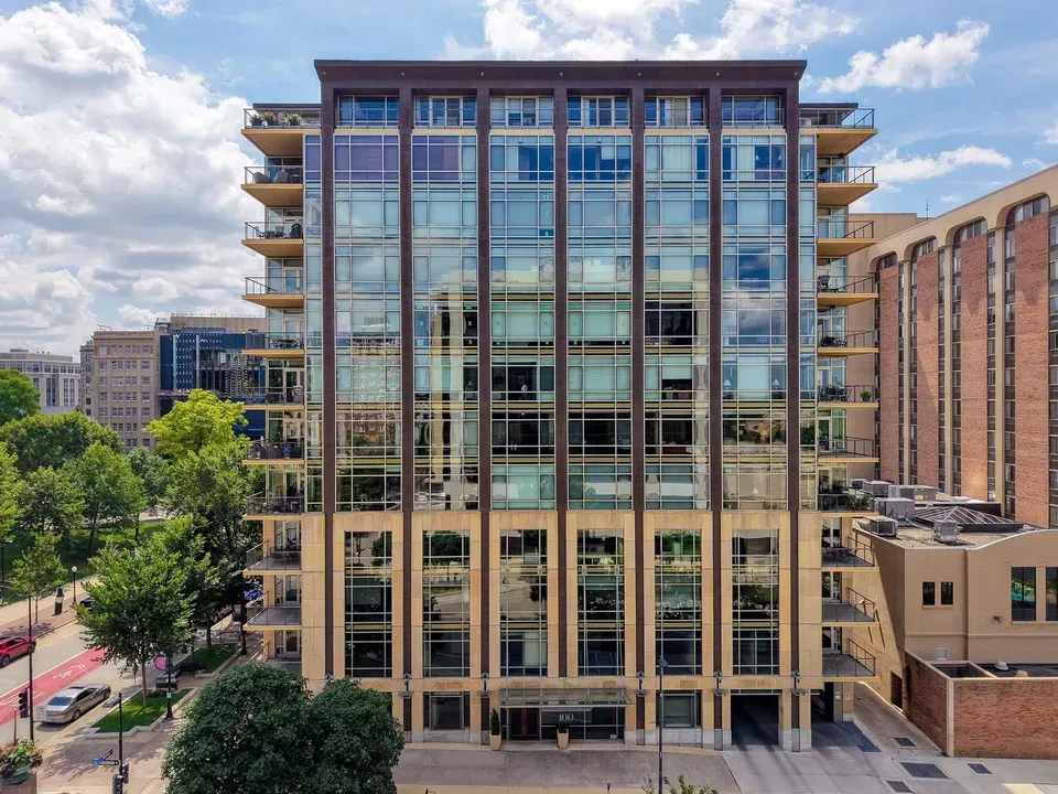 3 Bed 3 Bath Contemporary High-Rise Condo in Madison, WI - 2