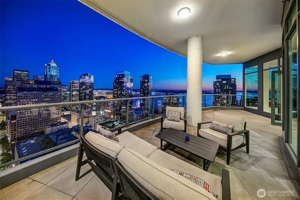 3 Bed 3 Bath Contemporary High-Rise Condo in Seattle, WA - 2