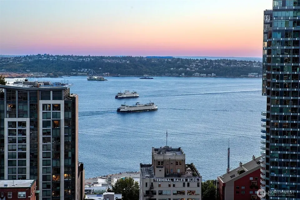 3 Bed 3 Bath Contemporary High-Rise Condo in Seattle, WA - 5