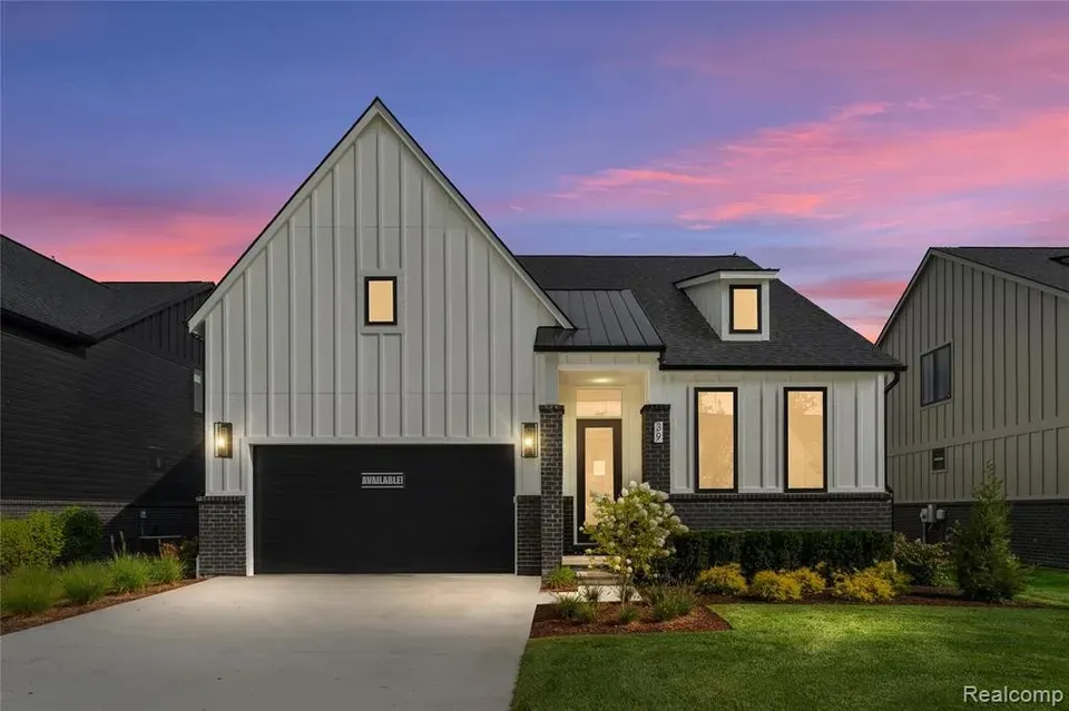 3 Bed 3 Bath Contemporary High-Rise Condo in Troy, MI